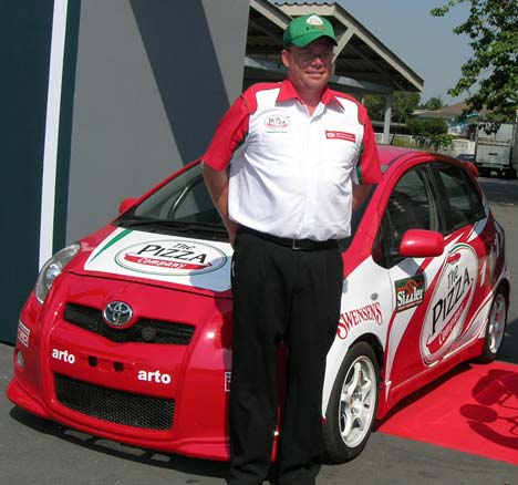 Thomas Raldorf foran teamets nye Toyota Yaris